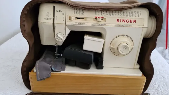 Máquina de Costura SINGER FACILITA 43 - COMPLETA, DISCOS DE BORDADO, Revisada, Único Dono