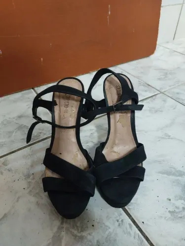 Sandálias pretas de salto alto