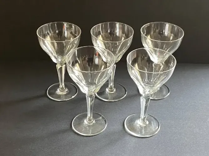 Conjunto de 5 copos de vinho de cristal anos 50. Altura de 15 cm e 8,5 cm de diâmetro.
