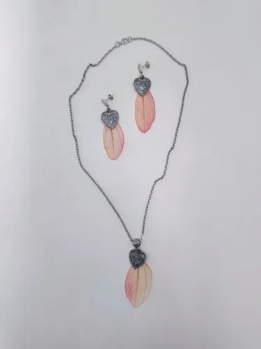 Conjunto colar e brincos delicados com folhas e corações