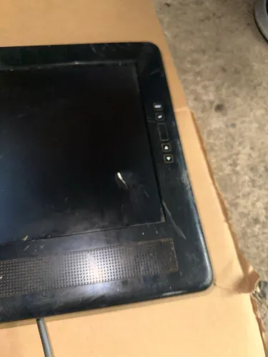 Monitor positivo 15 polegadas com pequeno arranhão na tela e na carcaça 