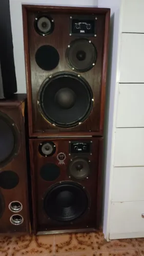 Caixas de som acústicas Yang Yc2400 70W, década de 70 em bom estado.