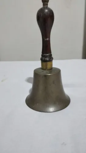VENDO Sino antigo de bronze com cabo de madeira.