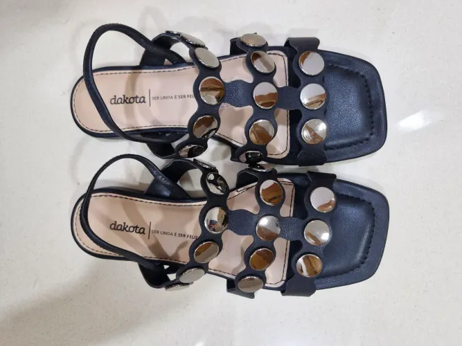 Sandália Dakota Preta com Detalhes em Metal