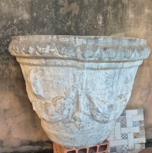 Vaso de Planta em Cimento com Detalhes Ornamentais