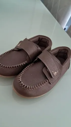 Sapatos infantis marrons com velcro