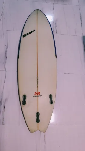 prancha de surf TOKORO 5'11" , 28 L alta performance , copinhos fcs2 premium