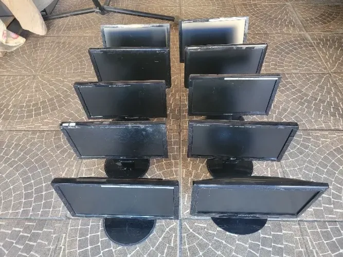 Lote de 10 monitores com riscos na tela (leia a descrição)