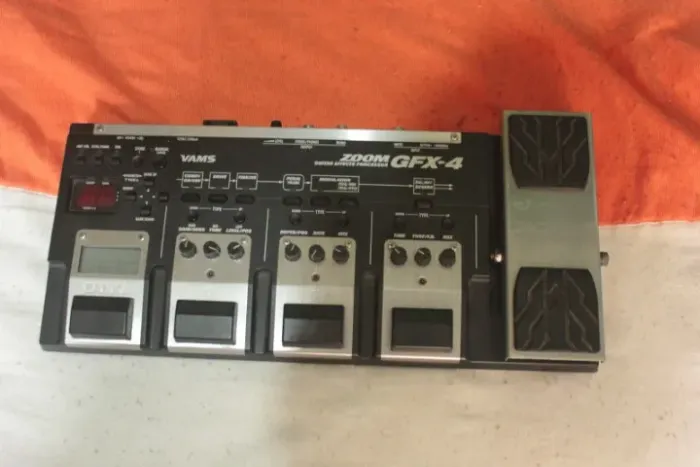  KIT Pedaleira Zoom Gfx4 e Amplificador Meteoro guitarra Mb 15 