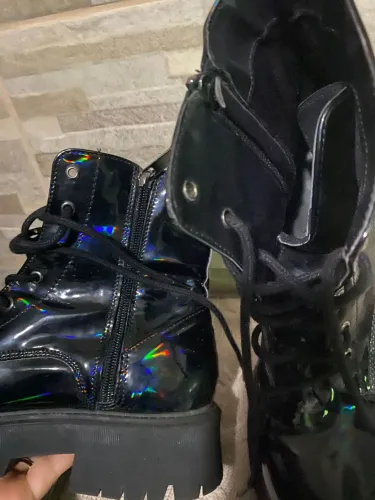 Botas tratoradas pretas com efeito holográfico