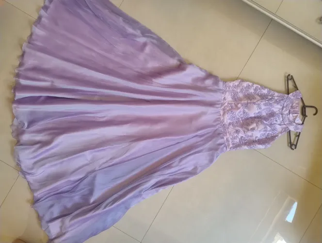 Vestido de festa lilás em renda bordada em pedraria e saia godê em organza 
