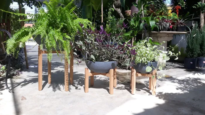 Kit, 3 suportes em madeira para vasos de plantas.