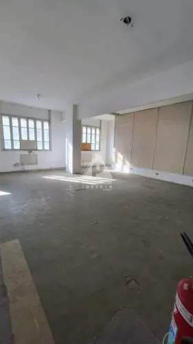 Oportunidade Imperdível! Sala Comercial à Venda no Início do Centro