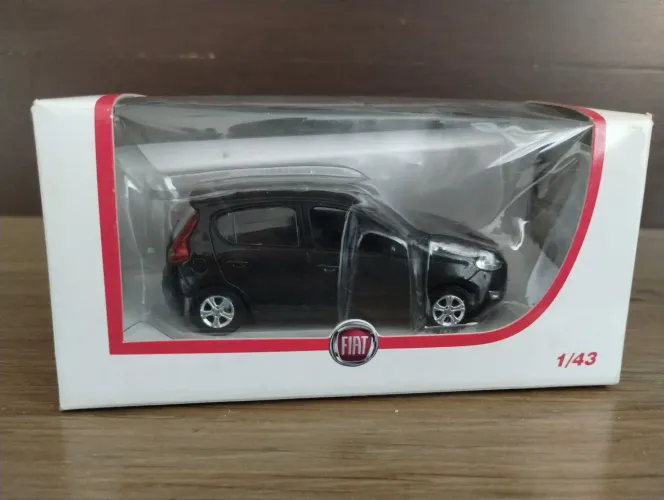 Miniatura Fiat Novo Palio Preta 1/43 Norev na caixa