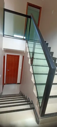 Corrimão de vidro e alumínio para escada