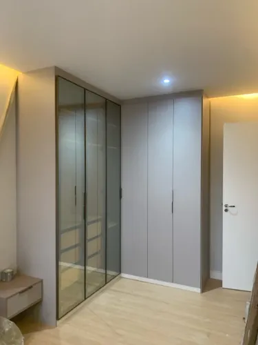 Guarda-Roupa Moderno com Portas de Vidro e Design Elegante