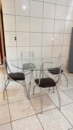 Mesa de vidro com 4 cadeiras 
