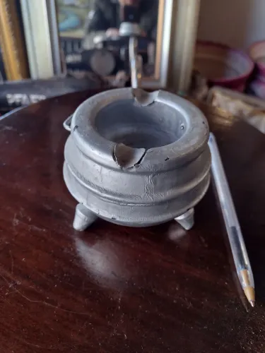 Cinzeiro estilo caldeirão em madeira