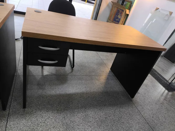 Mesa Escritório com gavetas . MDF