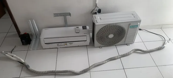 KIT - AR SPLIT 12.000 btus HISENSE + TRANSF. + 3M DE TUB. + SUP. DE PAREDE P/ CONDENSADORA