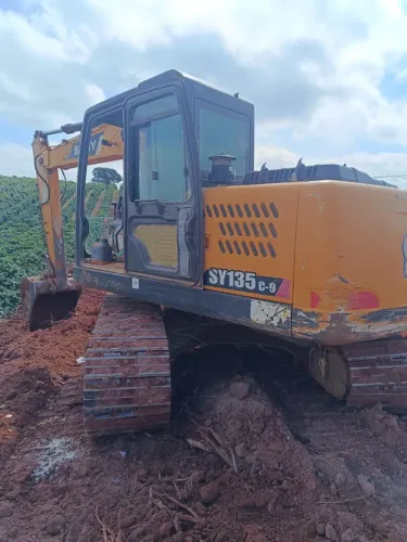 Escavadeira sany 135c9