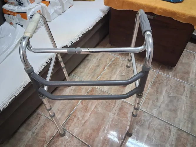 Andador Leve Articulado 3 Barras Até 150kg