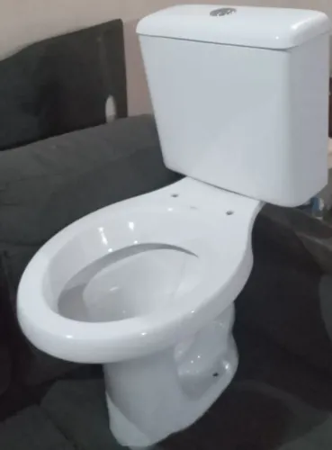 Dois vasos sanitários com caixa acoplada Deca