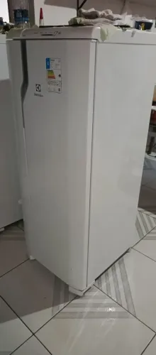 Geladeira nova 250 litros