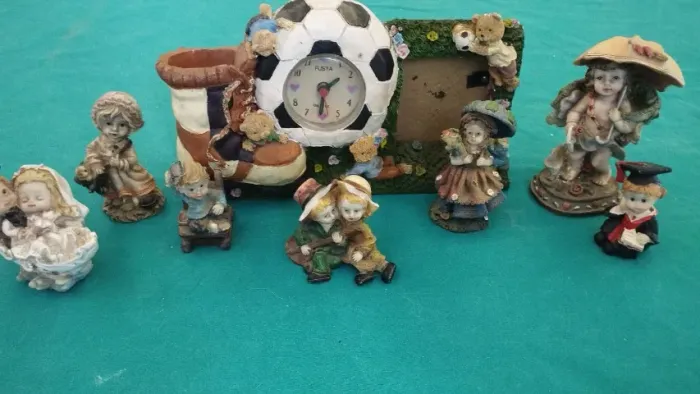 Antigos bibelôs decorativos e colecionáveis