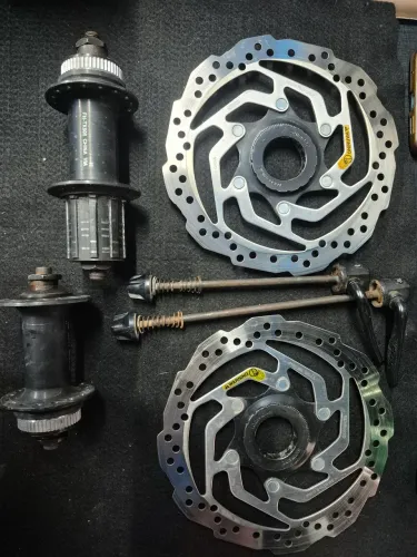 Conjunto Shimano TX500 32 furos + discos ( Usado muito novo )