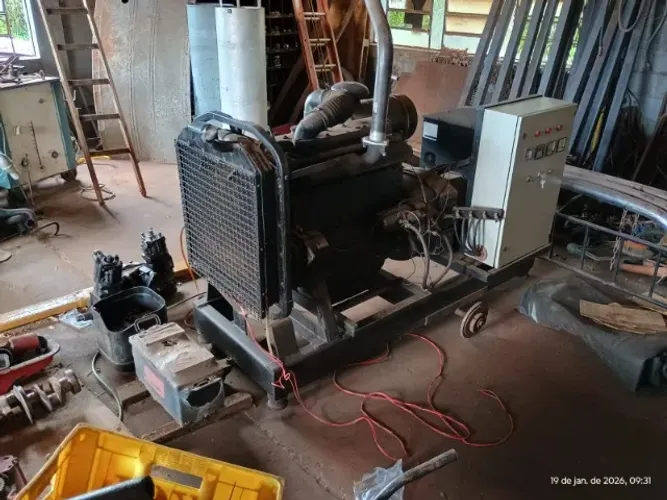 Gerador 84 KVA trifásico, com motor Mercedez 352, painel e bateria novos