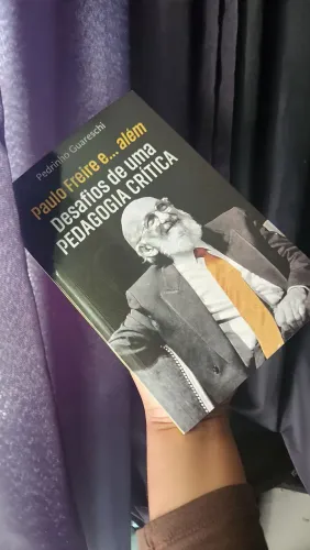 Livro Paulo Freire e..Além desafios de uma Pedagogia Crítica 
