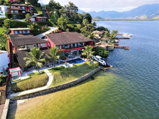 Paradisíaca mansão com praia particular em Angra