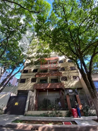 Apartamento mobiliado de 2 quartos para alugar na Zona 07 em Maringá com sacada e vaga cob
