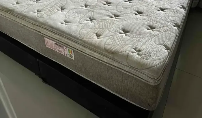 Vendo Cama Box King Size+ Colchão da Plumatex de molas ensacadas 