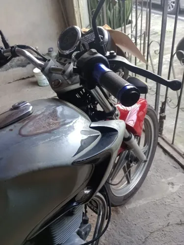 Vendo moto jta Suzuki en 125 com documentos en dia e sem multas.