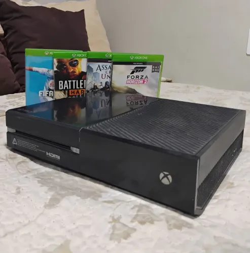 Xbox One com Controle e Jogos - Seminovo