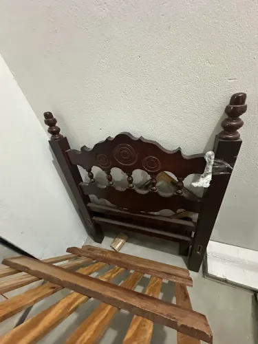 Conjunto cama (madeira maciça) + colchão de solteiro