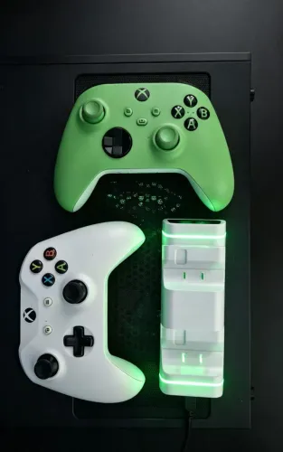 2 Controles xbox s/x + 2 baterias e base de carregamento.