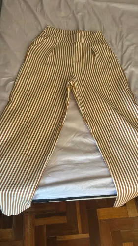 Calça Social Listrada Off White e Marrom - Tam. P - R$ 60,00