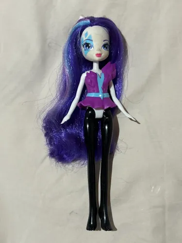 Boneca Rarity da linha My Little Pony Equestria Girls Rainbow Rocks da Hasbro.