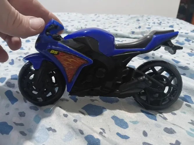 moto de plástico bem reta rodas giram perfeito excelente p/ crianças