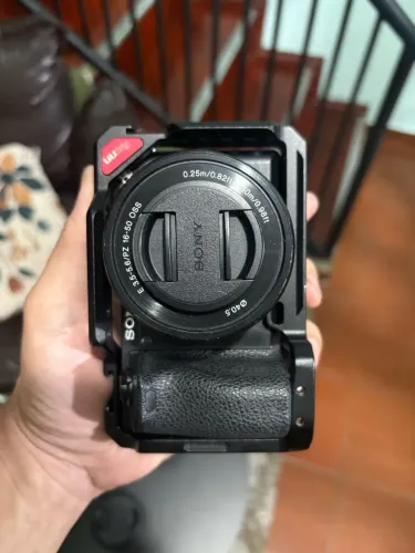 Sony A6500 + Lente 16-50mm + Cage + 2 Baterias