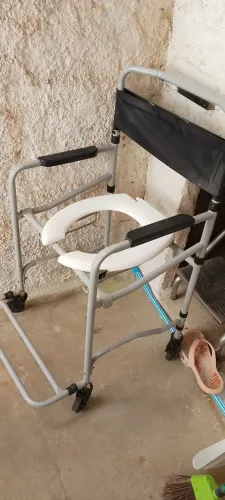 Cama hospitalar e uma cadeira de banho.