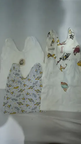 Roupas, bolsas e travesseiro de amamentar
