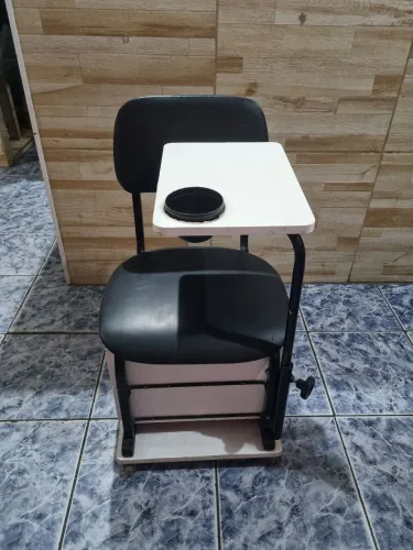 Cadeira para manicure.