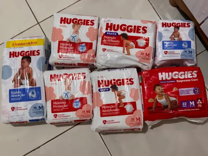 Lote com 168 Fraldas Huggies Tam. M Lacradas