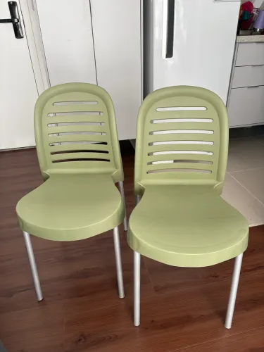 Kit 2 cadeiras cor verde plástico para varanda ou sala pés de alumínio 140kg