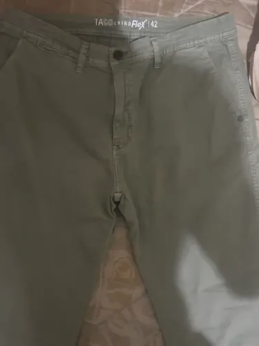 Calça social chino, taco, verde musgo. Nova.