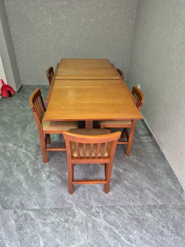 Mesa 4 ou 6 lugares de madeira com assento estofado